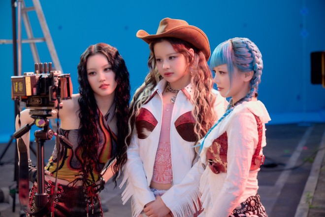 Behind-the-scenes moment from the "Muchu Zenkai. XG" commercial shoot with XG.